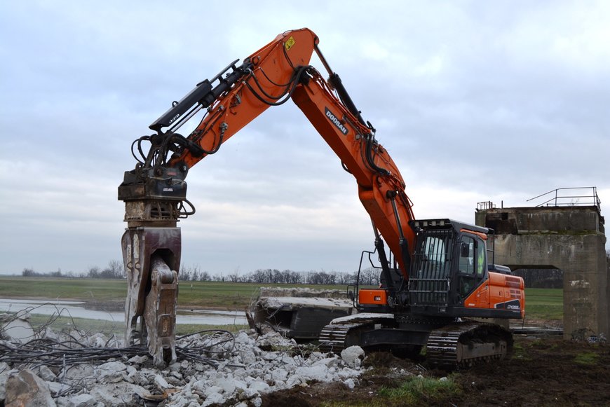 Doosan DX255LC-5 baut historische Rohrbrücke zurück